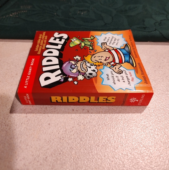 Tickle your funny bone with this amazing riddle book,filled with 352 pages 4"x5" - Picture 1 of 13